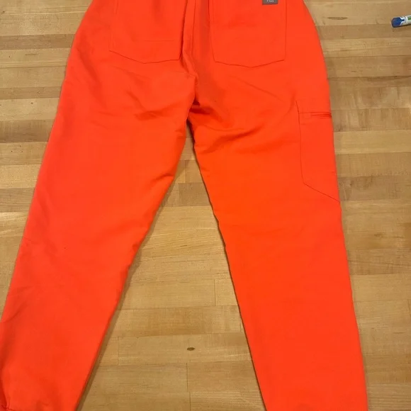 FIGS fireside SP caterina top, XSP Zamora joggers - Picture 5 of 6